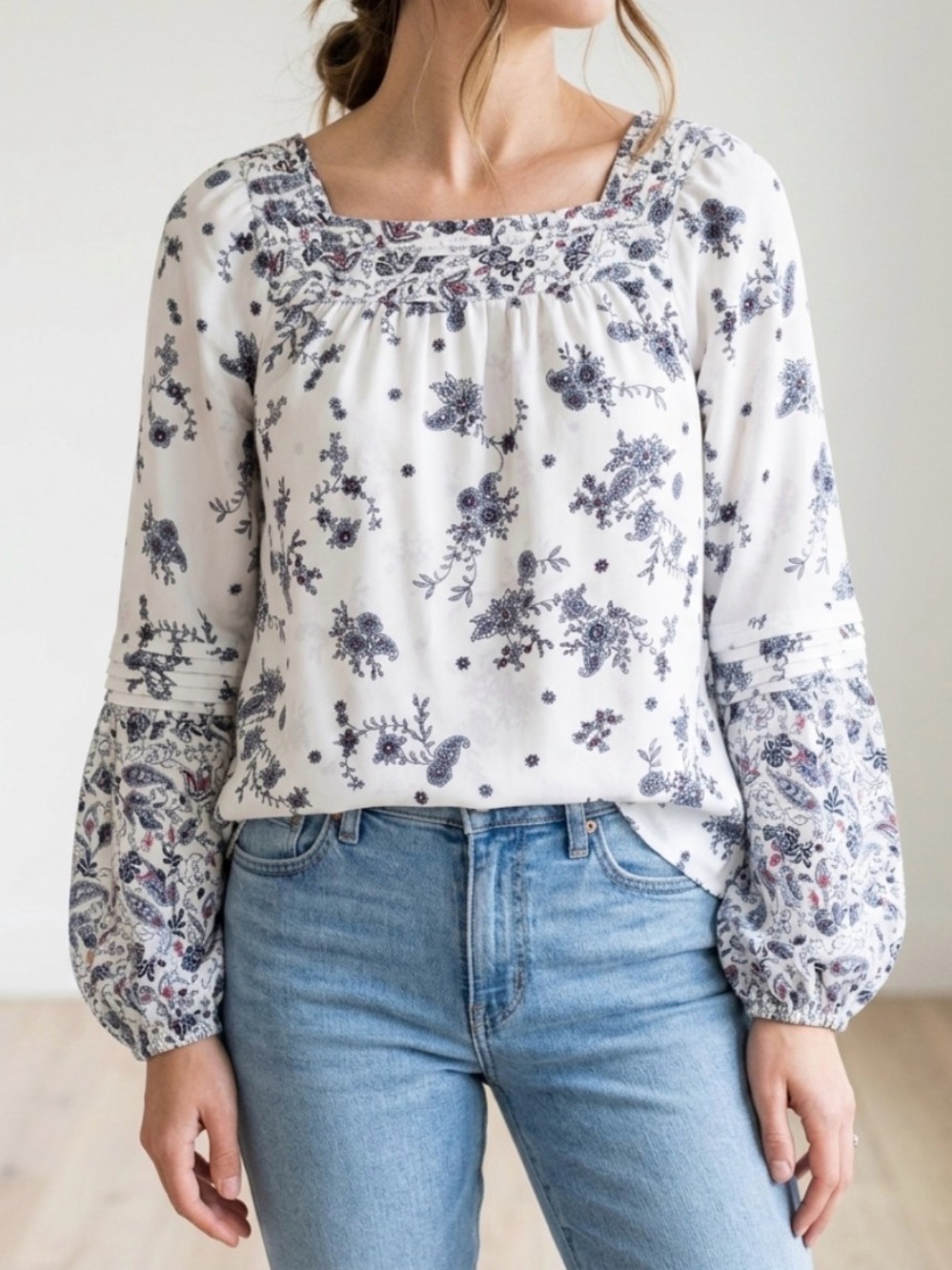 LC Lauren Conrad Boho Smocked Peasant Blouse XS White Navy Floral Bishop Sleeve